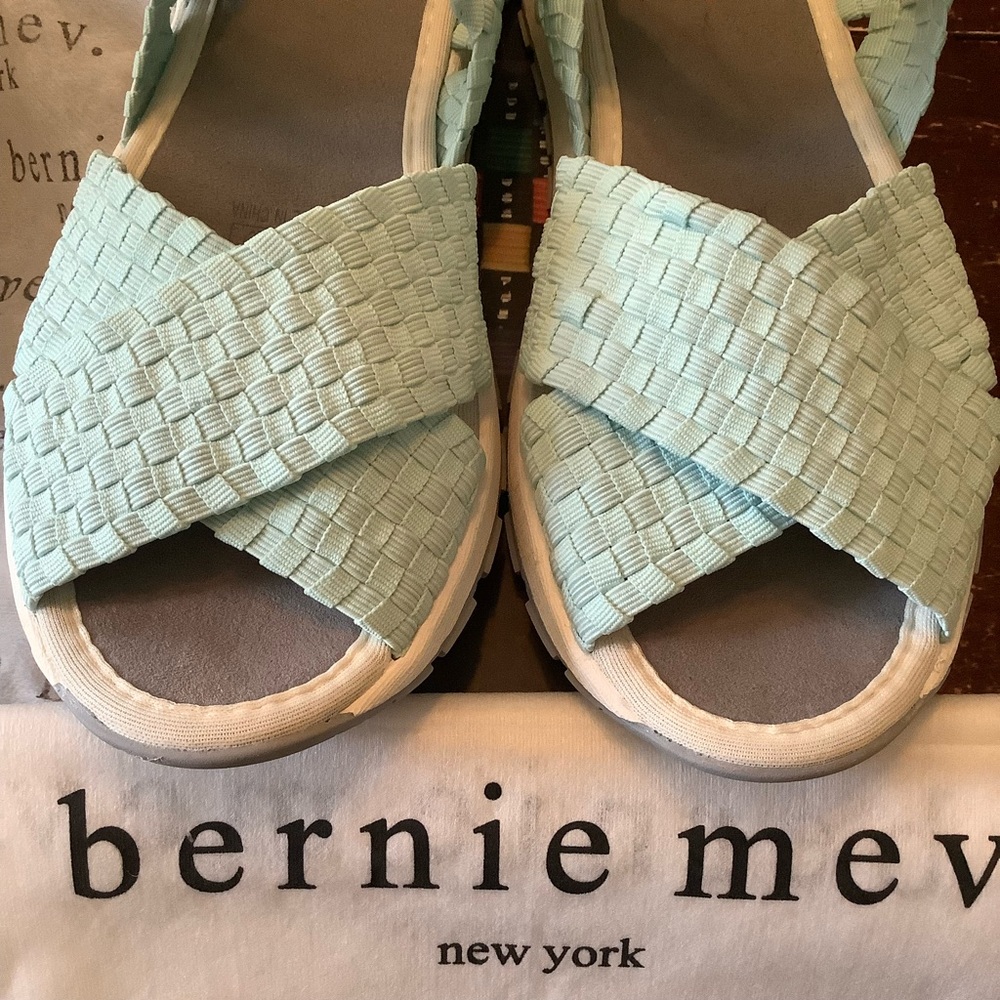 Bernie Mev Baby Blue stretchy Kaia sandal. NIB Womens 9-9.5 - Picture 8 of 10